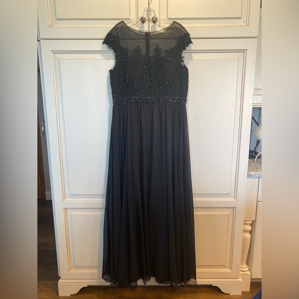 Stunning NEW NEVER WORN Black Evening gown! Size is 3xl but fits like a 14/16.